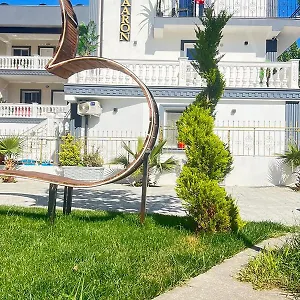 Villa Aaron, Dıraç