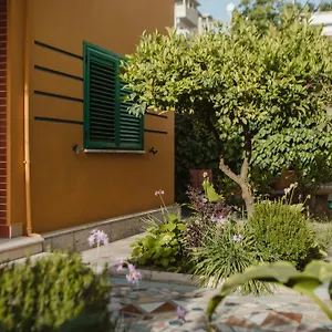 Rare With Private Parking & Garden Appartamento